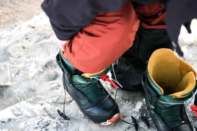 Snowboard boots tight or loose