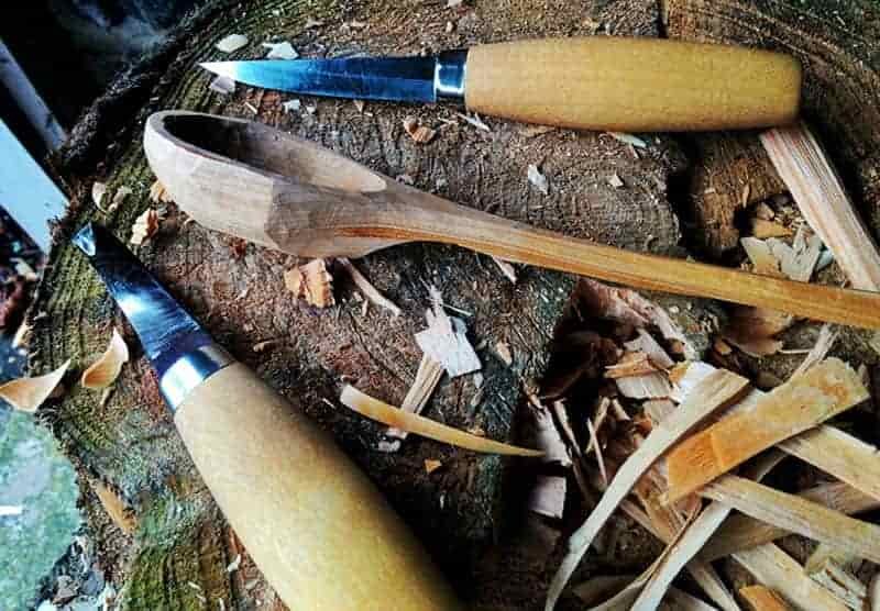 carving a spoon with a hook knife